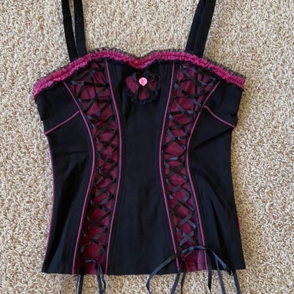 MAJOR PINK MALL GOTH TOPS ISO!!💕🕷️